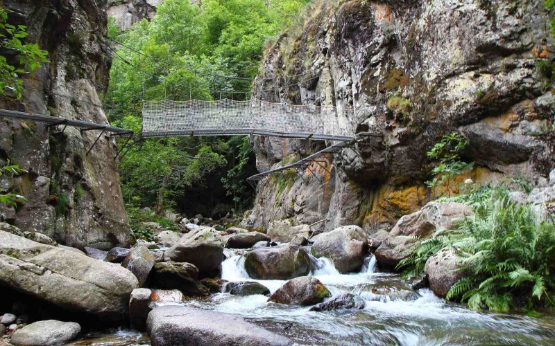 Eastern Pyrenees : mountains, lakes and wild nature