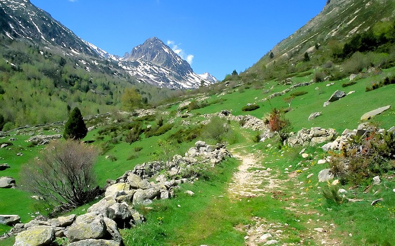 Eastern Pyrenees : mountains, lakes and wild nature