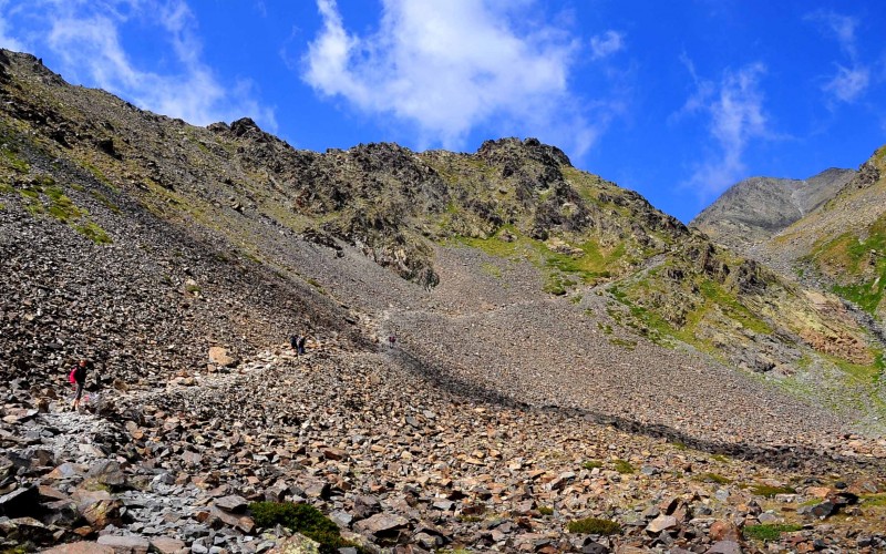 Eastern Pyrenees : mountains, lakes and wild nature