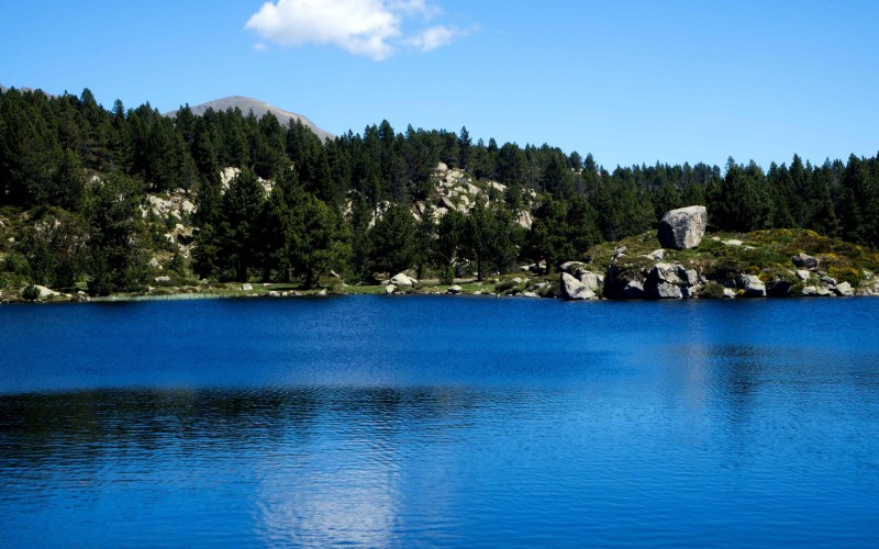 Eastern Pyrenees : mountains, lakes and wild nature