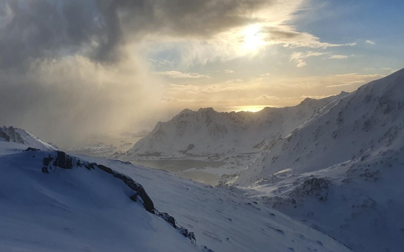 Fugue hivernale en raquettes, sous les aurores boréales des îles Lofoten, en Norvège